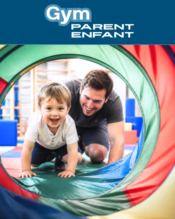 Parent et jeune enfant participant ensemble à un parcours de motricité dans une salle de gymnastique.